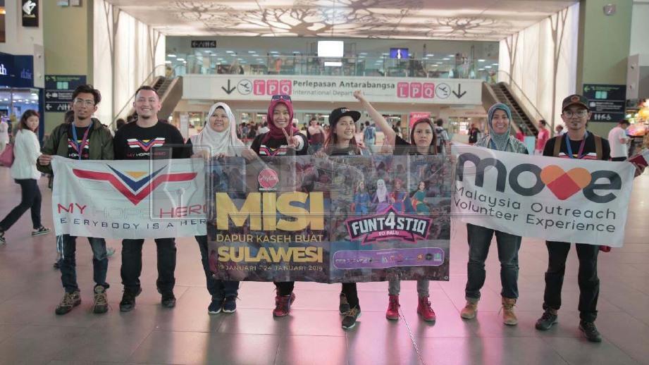 Jihan bersama Fara (empat dari kiri) dan Zara (lima dari kiri) dalam misi Malaysia Outreach Volunteer Experience (MOVE). FOTO IG Jihan Muse