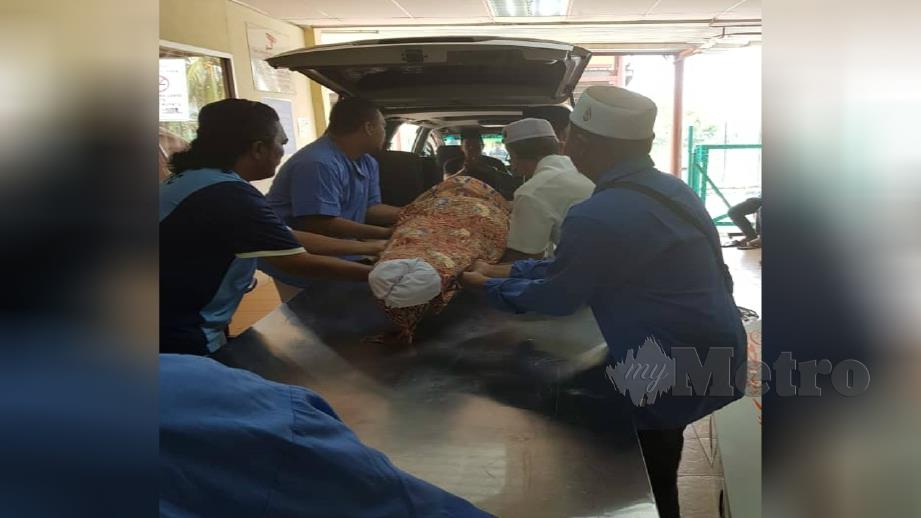 Petugas hospital dan UKVJ mengangkat jenazah wanita warga Indonesia yang tidak dituntut warisnya untuk dikebumikan di Tanah Perkuburan Islam Seksyen 21, Shah Alam. Foto Ihsan UKVJ
