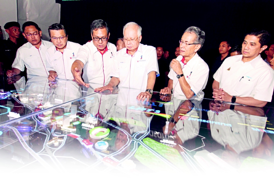 Najib diberi penerangan oleh Presiden dan Ketua Eksekutif Kumpulan Prasarana, Datuk Azmi Abdul Aziz (tiga dari kiri) mengenai Projek LRT3 yang bernilai RM9 bilion.