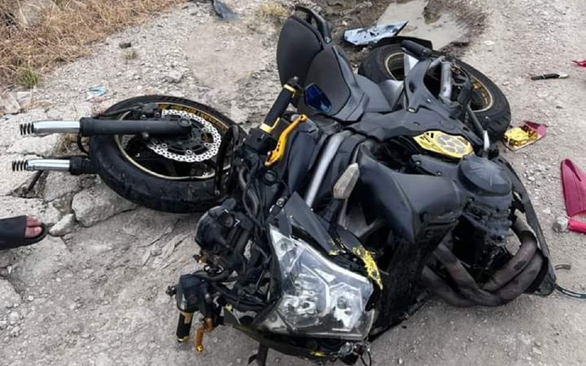 Keadaan motosikal Kawasaki ER650E ditunggang lelaki berusia 24 tahun yang parah selepas terbabit kemalangan di Kilometer 71 Jalan Klang-Teluk Intan, berhadapan sebuah stesen minyak, semalam. FOTO IHSAN PEMBACA