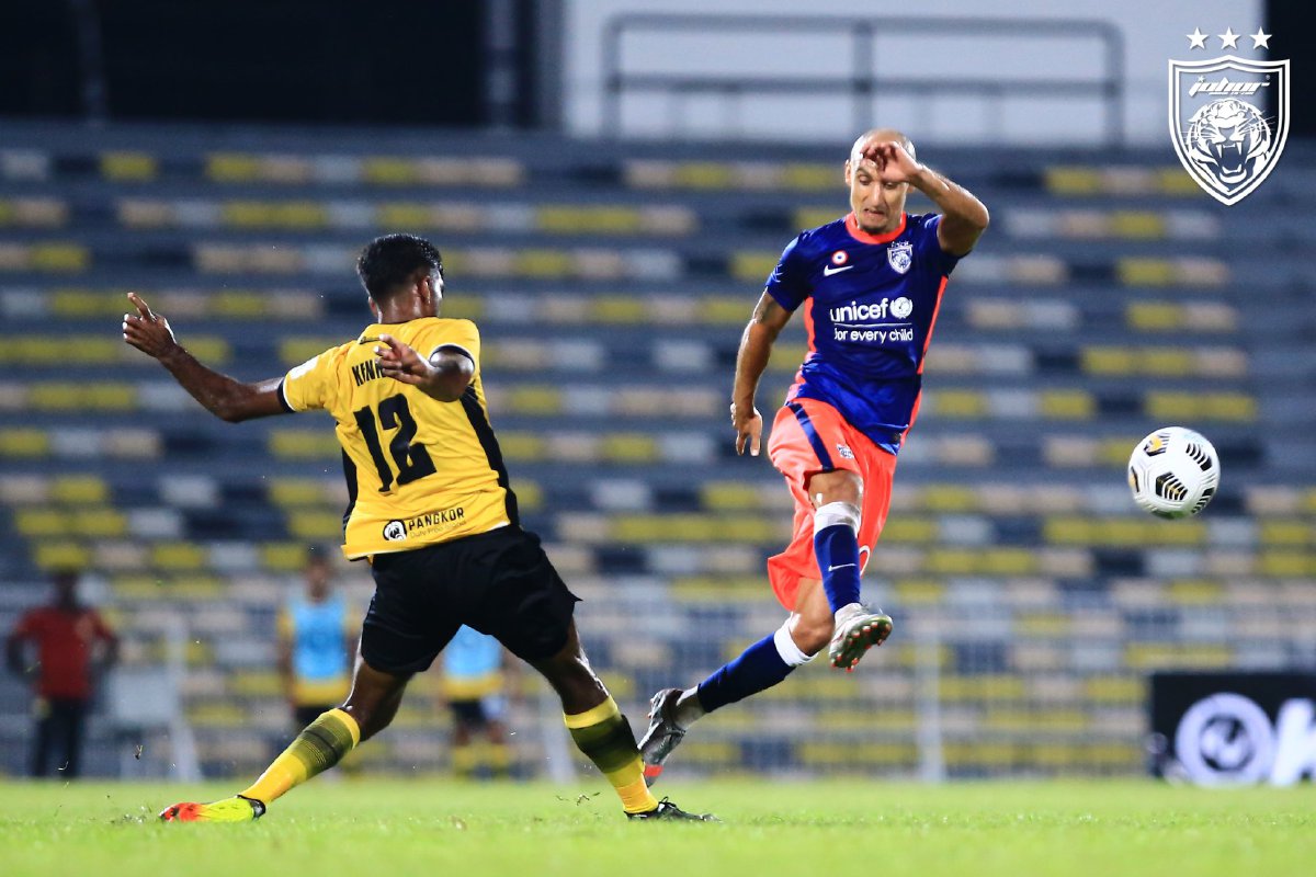 Aksi Natxo Insa (kanan) dalam perlawanan Liga Super menentang Perak FC. FOTO Ihsan Johor Southern Tigers