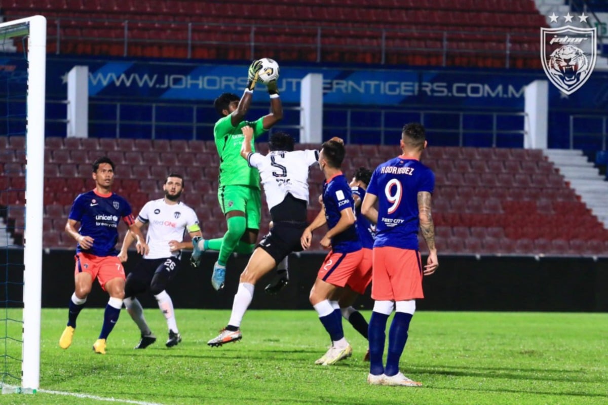 Penjaga gol JDT II, T  T Shaheeswaran berjaya menangkap bola kemas selepas diasak pemain TFC II pada aksi Liga Perdana. FOTO Ihsan Johor Southern Tigers