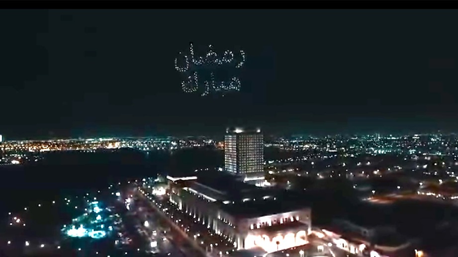 UCAPAN Ramadan menggunakan 300 dron ditayangkan di langit Jeddah. FOTO petikan YouTube Arab News