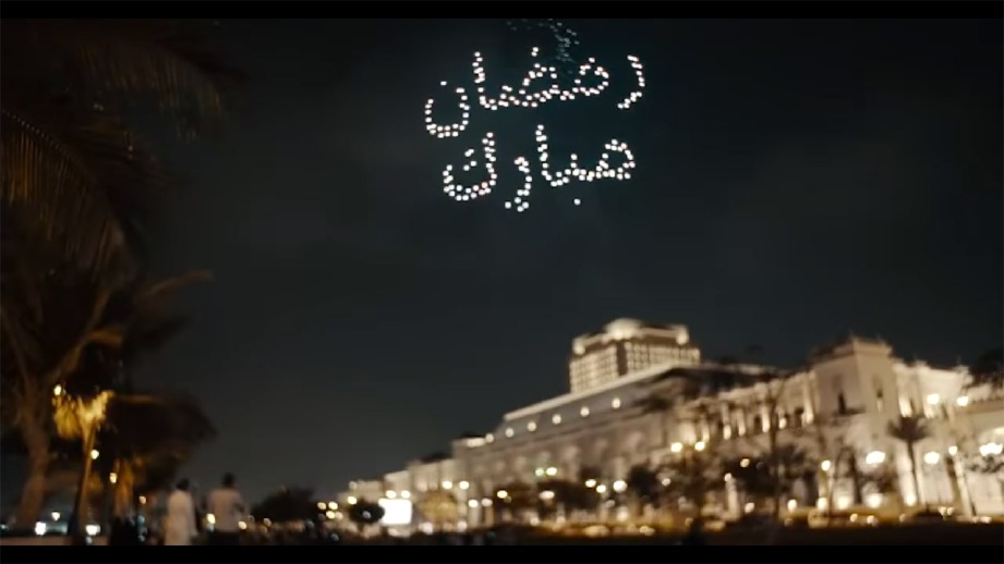 UCAPAN Ramadan menggunakan 300 dron ditayangkan di langit Jeddah. FOTO petikan YouTube Arab News