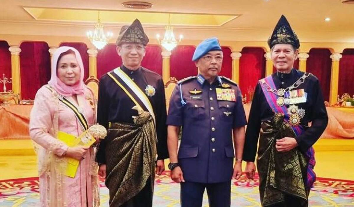 JEJAI (dua kiri) terima Darjah Indera Mahkota Pahang yang membawa gelaran Datuk sempena Hari Keputeraan Yang di-Pertuan Agong.