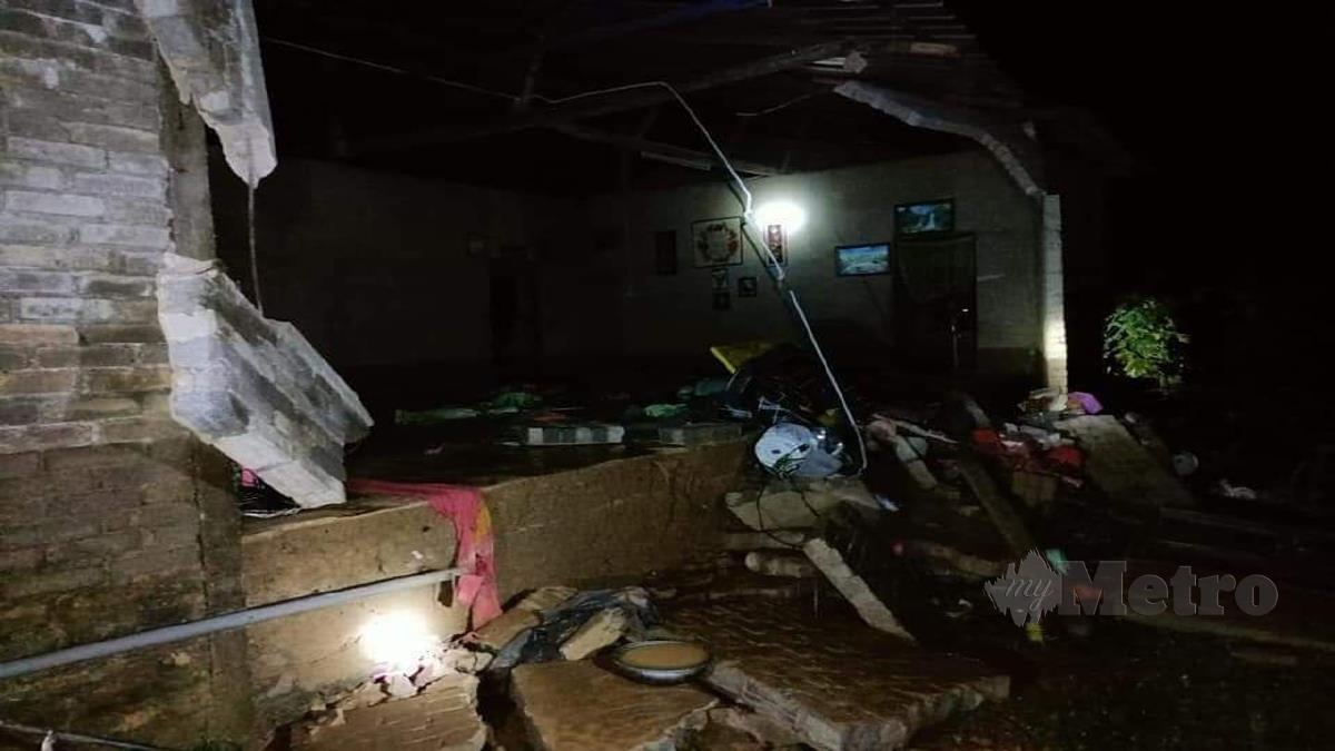 KEADAAN rumah penduduk di Sik yang terjejas dalam kejadian banjir kilat. FOTO Ihsan APM