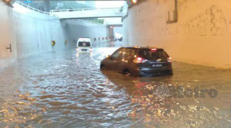 ANTARA laluan dinaiki air ketika banjir kilat melanda ibu negara, hari ini. FOTO ihsan DBKL
