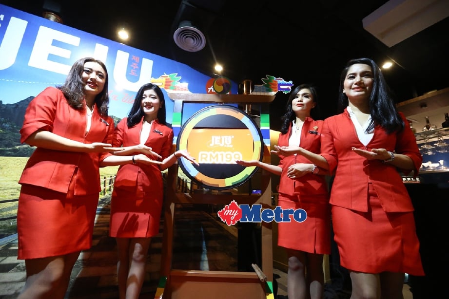 Pramugari AirAsia ketika majlis pelancaran laluan baru AirAsia X ke Jeju, Korea Selatan, di Kuala Lumpur, hari ini. - Foto MUHD ZAABA ZAKERIA