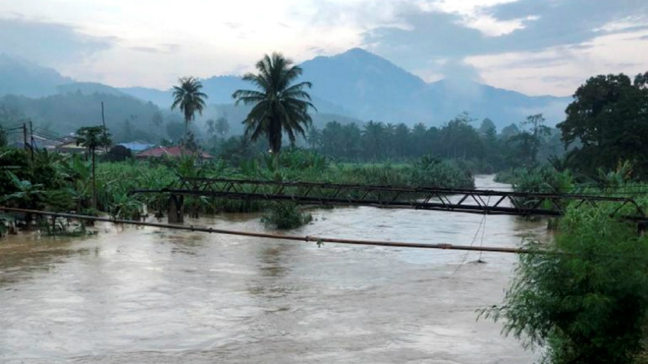 KEADAAN paras air di Sungai Teriang susulan banjir yang mula melanda di beberapa kawasan di daerah Jelebu, Negeri Sembilan. FOTO Ihsan APM