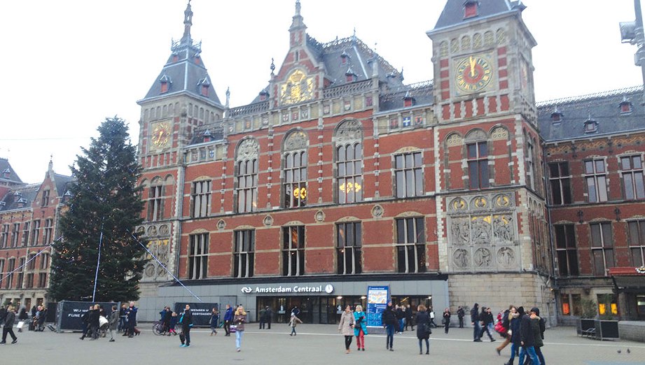 AMSTERDAM Centraal menjadi hab pengangkutan utama di kota itu.