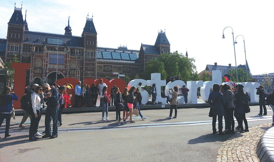 LOKASI ikonik Amsterdam iaitu Iamsterdam Letters dipenuhi pengunjung untuk mengambil gambar berlatarbelakangkannya.