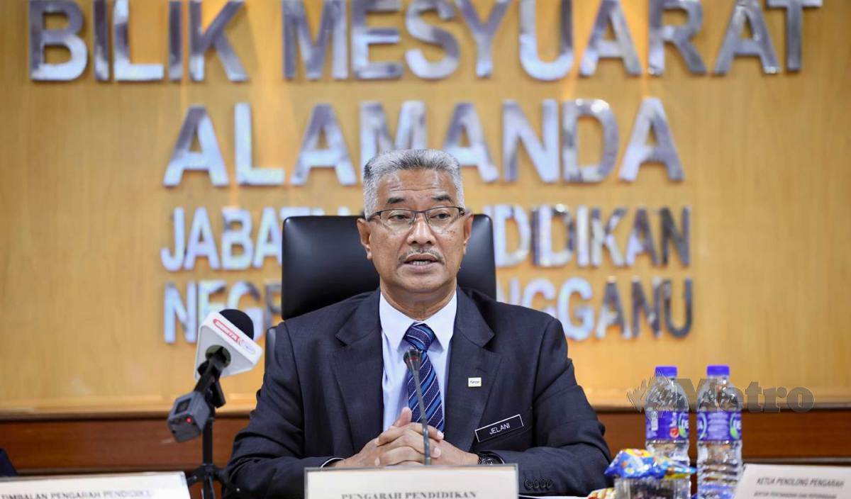 JELANI ketika mengumuman keputusan Peperiksaan Sijil Pelajaran Malaysia (SPM) 2023 di Pejabat JPNT. FOTO Ghazali Kori