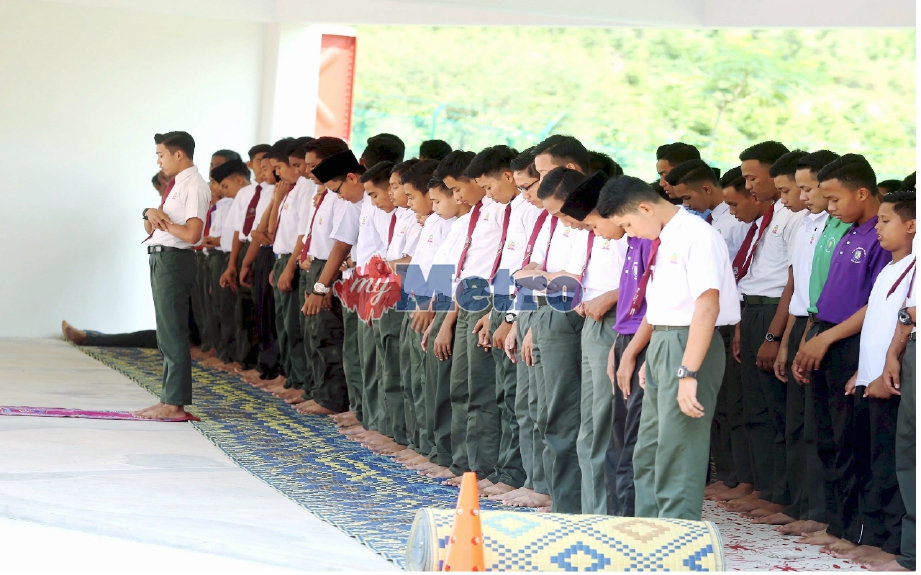 Pelajar Sekolah Menengah Kebangsaan Bukit Batu, Kulai sudah memulakan solat berjemaah sebelum pulang sejak Januari lalu. FOTO Hairul Anuar Rahim 