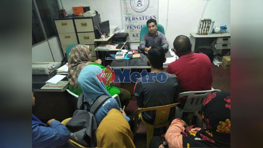 Mohd Yusrizal mendengar penjelasan daripada sebahagian ejen syarikat pakej umrah di pejabatnya di Alor Setar hari ini. FOTO Zuliaty Zulkiffli