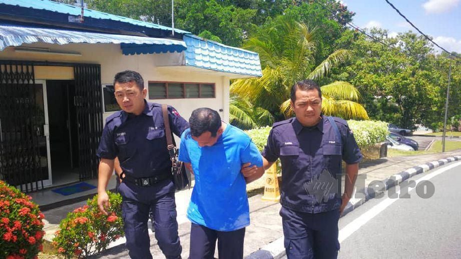 AZMAN dibawa keluar daripada Mahkamah Sesyen Kluang selepas dijatuhi hukuman penjara atas kesalahan merogol dua orang kanak-kanak perempuan. FOTO ADNAN IBRAHIM