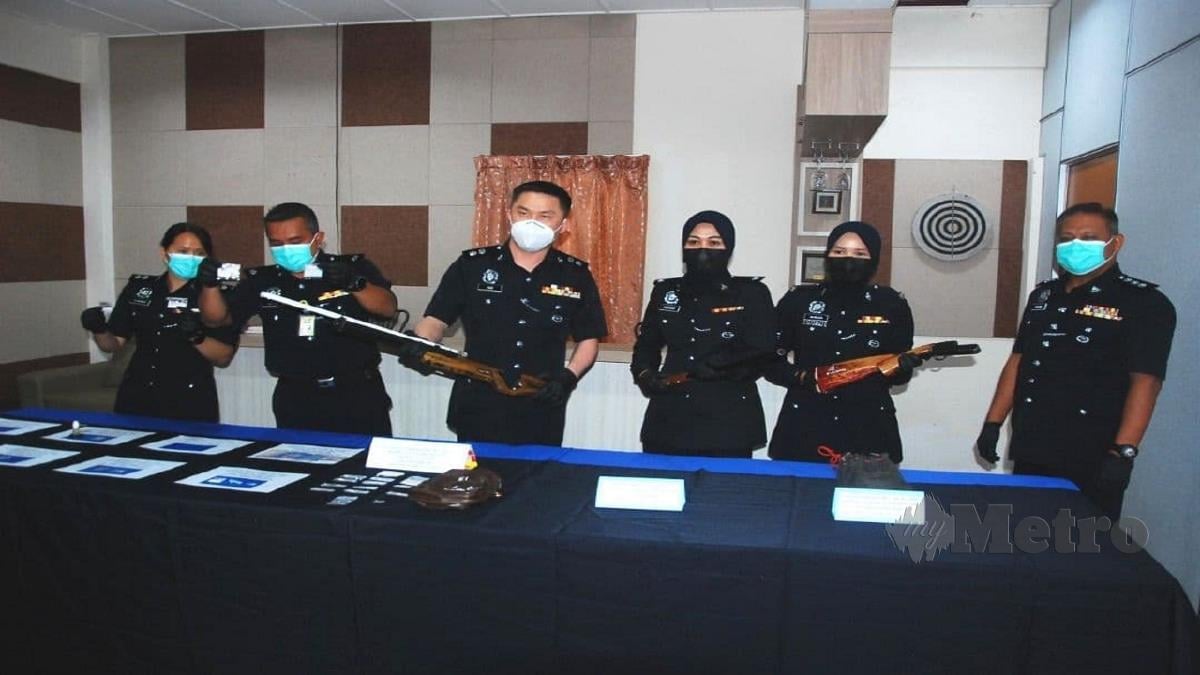 Hoo (tiga dari kiri) menunjukkan senapang angin yang dirampas polis dalam op tapis khas sekitar Jempol pada sidang media di IPD Jempol. FOTO ABNOR HAMIZAM ABD MANAP