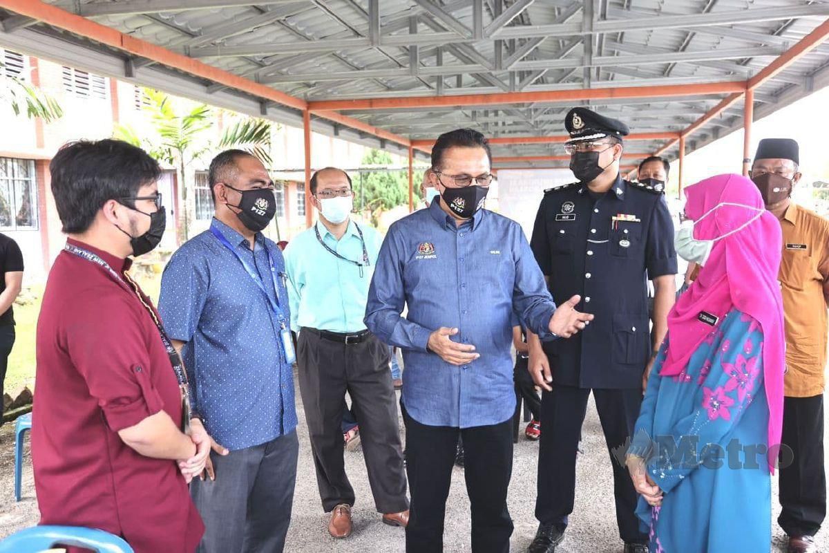 Mohd Salim (tengah) ketika meninjau Pusat Pemberian Vaksin SMK Seri Jempol yang memberi suntikan vaksin kepada kakitangan PPDJJ dan pelajar tingkatan enam sekitar Jempol. FOTO ABNOR HAMIZAM ABD MANAP.