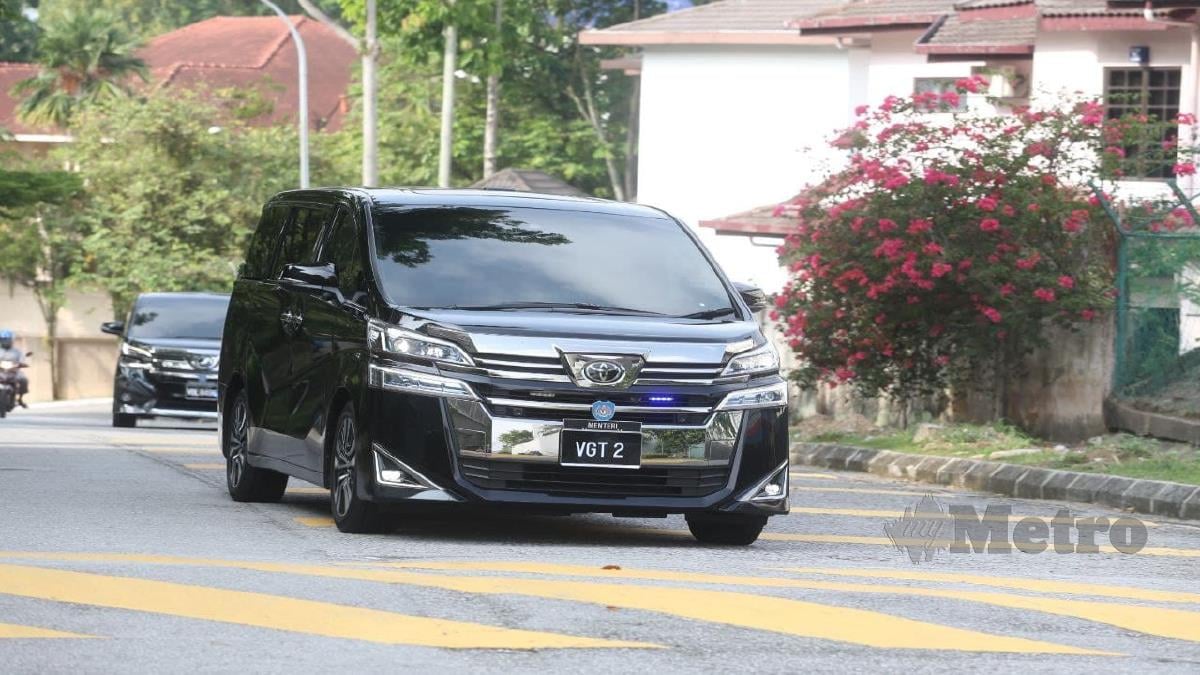 KENDERAAN membawa Menteri memasuki kawasan kediaman Muhyiddin di Bukit Damansara, Kuala Lumpur. FOTO Hairul Anuar Rahim.