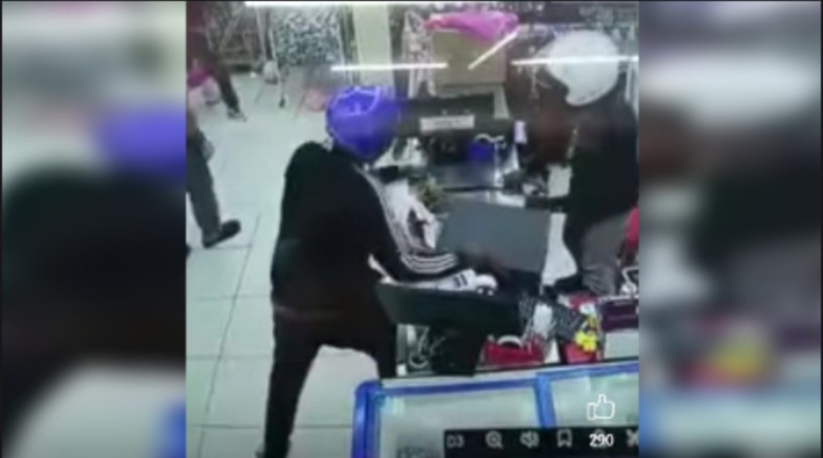 TANGKAP layar video tular dua suspek memakai topi keledar yang melarikan peti duit sebuah kedai di Kapar. 