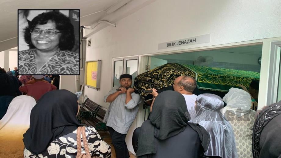 JENAZAH Allahyarham Zakiah Hanum (gambar kecil) dibawa masuk ke dalam masjid selepas dimandikan di Masjid Saidina Abu Bakar AsSiddiq, Bangsar. FOTO Hafiz Sohaimi.