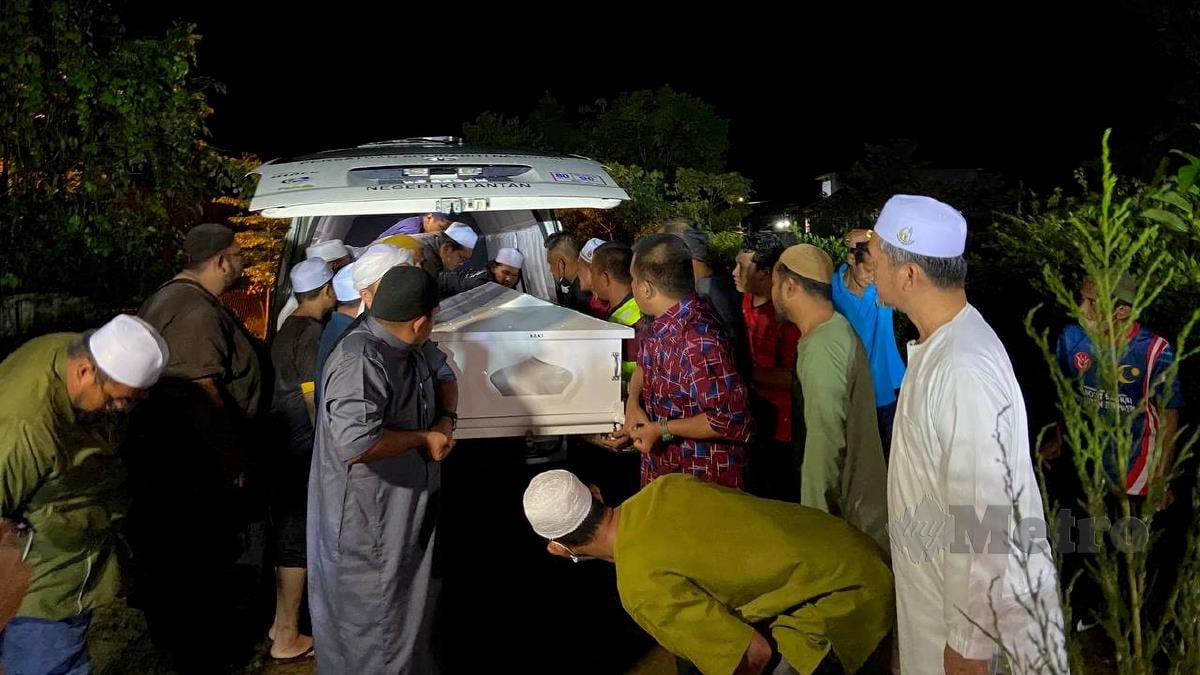 JENAZAH Bob Lokman dibawa ke Tanah Perkuburan Kampung Pulau Bunut Kubang Kerian untuk dikebumikan. FOTO Hazira Ahmad Zaidi.