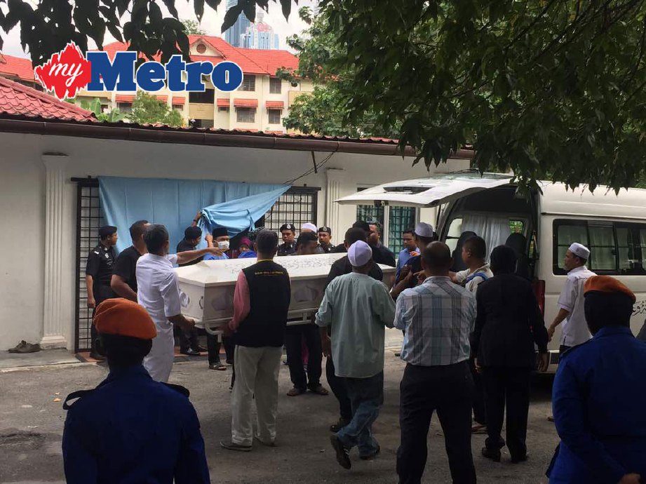 Jenazah yang tiba di Surau Madrasah Islamiah Hospital Kuala Lumpur untuk pengurusan jenazah susulan kebakaran Pusat Tahfiz Darul Quran Ittifaqiah Kampung Datuk Keramat, Kuala Lumpur. FOTO LUQMAN HAKIM ZUBIR