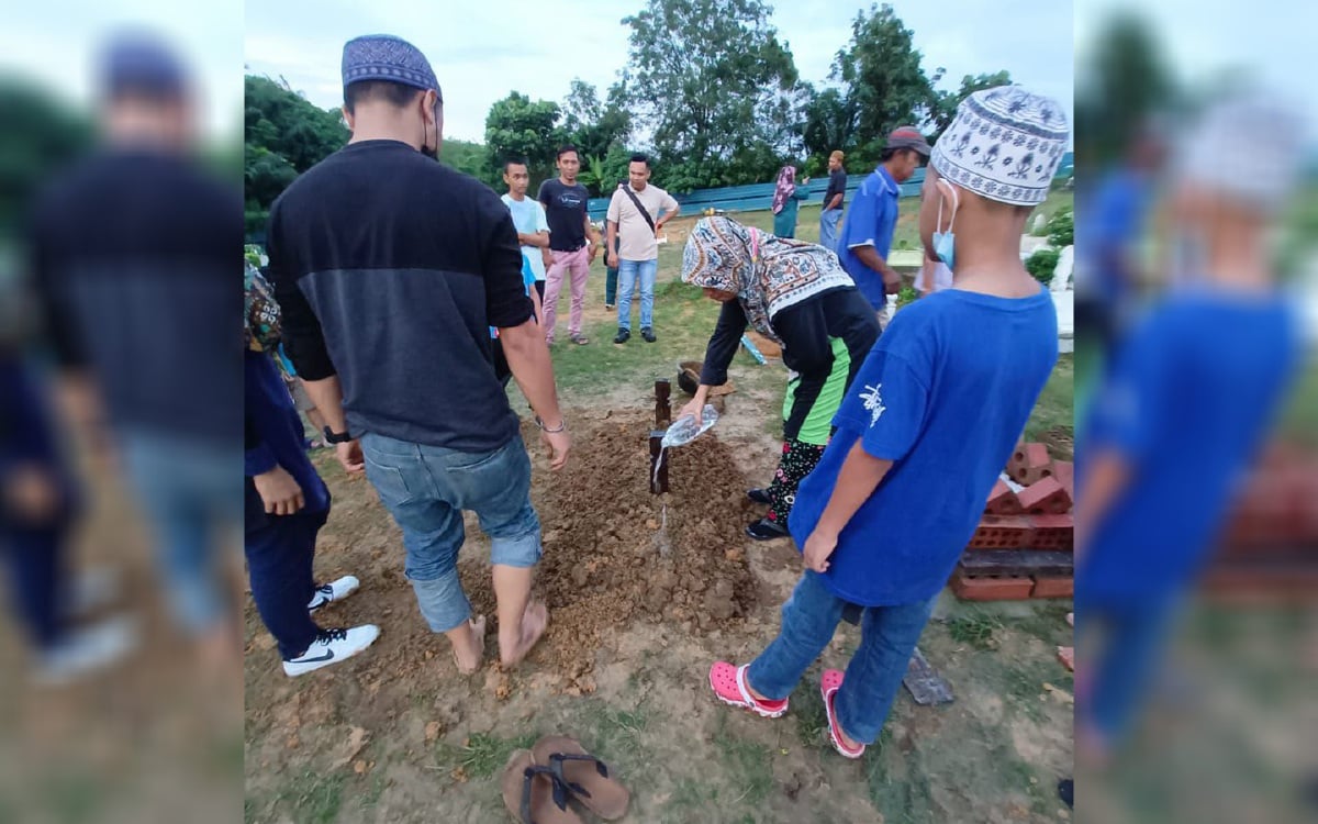 JENAZAH Mohd Zikri selamat dikebumi di tanah perkuburan Islam Sungai Tengkorak, Permas Jaya. FOTO ihsan keluarga