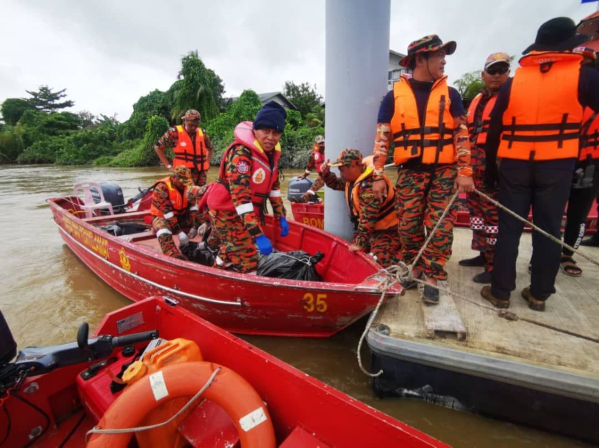 MAYAT mangsa yang lemas ketika cuba menyelamatkan teman wanitanya yang terjun ke Sungai Sarawak, Khamis lalu ditemui hari ini. FOTO IHSAN JBPM