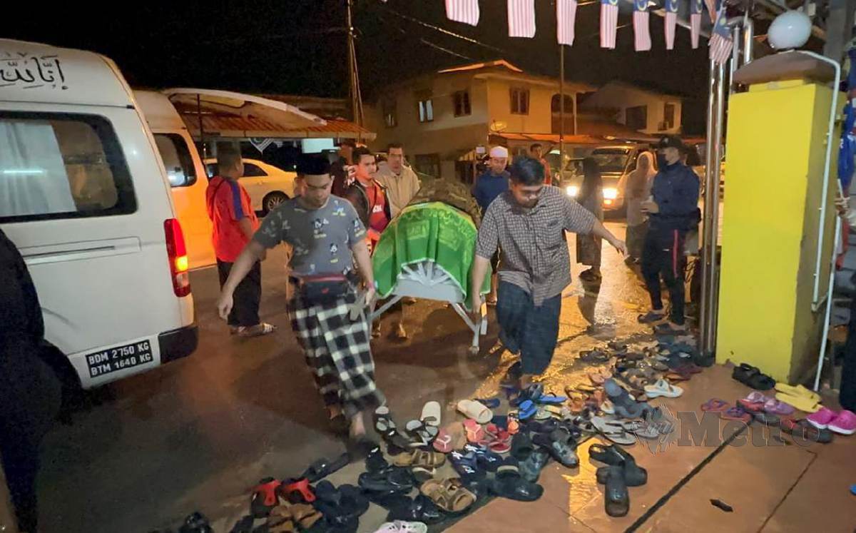 Ahli Keluarga dan penduduk kampung mengangkat Jenazah tiga beradik yang maut akibat renjatan elektrik di Kampung Bendang Surau, Morak yang tiba di Masjid Al Ismaili, Kampung Morak jam 11 malam tadi. FOTO NIK ABDULLAH NIK OMAR