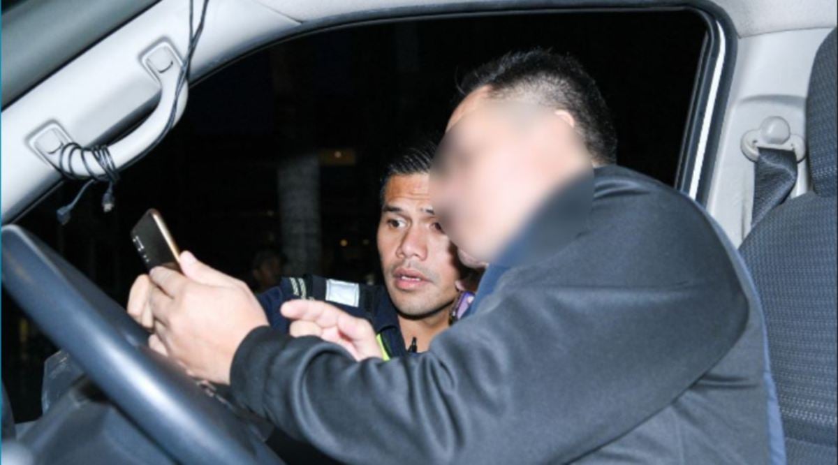 ANGGOTA penguatkuasa memeriksa seorang pemandu dalam Operasi Bersepadu di Putrajaya. FOTO Ihsan pembaca.