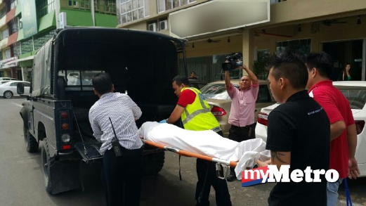 ANGGOTA polis mengangkat mayat mangsa untuk dibawa ke Hopital Bintulu. FOTO ihsan PDRM