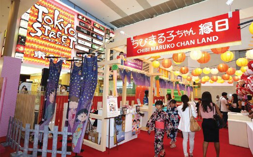 PENGUNJUNG Pavilion berpeluang menikmati makanan dan permainan menarik di Tokyo Street.
