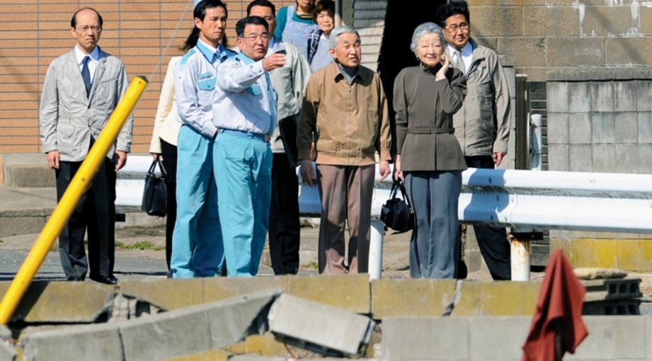 AKIHITO dan Michiko melawat zon bencana di Asahi selepas gempa bumi dan tsunami pada 2011. 