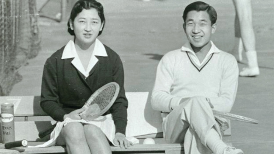 AKIHITO dan Michiko bercinta selepas berkenalan di gelanggang tenis. 
