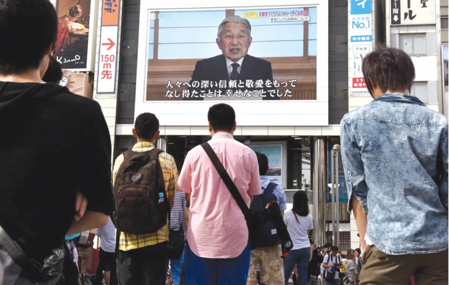ORANG ramai menyaksikan pengumuman Akihito disiarkan di televisyen besar di Tokyo pada 8 Ogos 2016. 