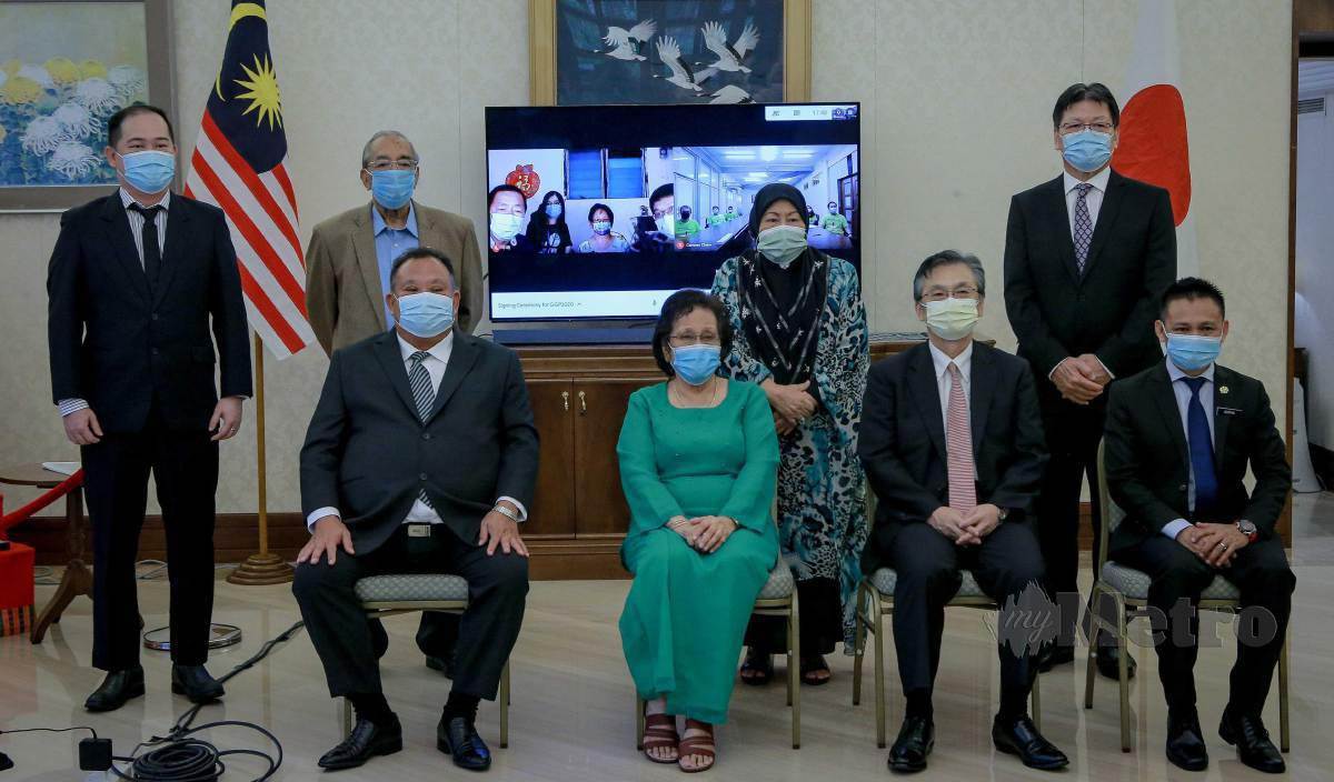DUTA Jepun ke Malaysia, Hiroshi Oka (duduk,dua dari kanan) bergambar bersama wakil pertubuhan bukan kerajaan (NGO) selepas menandatangani dokumen geran di kediaman Kedutaan Jepun. FOTO Asyraf Hamzah