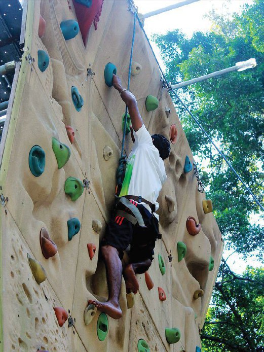 AKTIVITI wall climbing turut disediakan buat pengunjung yang meminati sukan lasak itu di Pulau Jerejak