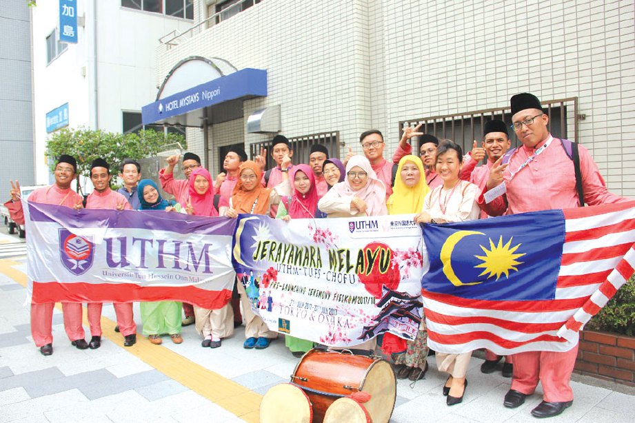   PESERTA bergambar kenangan bersama bendera Malaysia dan UTHM. 