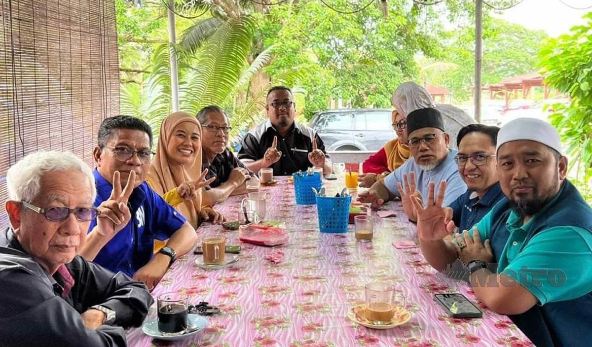 CALON Parlimen Jerantut dan Dewan  Undangan Negeri  (DUN) Tahan dari Barisan Nasional dan Perikatan Nasional duduk semeja bersama penduduk kampung di warung makan Kuala Tembeling sambil  beramah mesra. FOTO Roselan Ab Malek