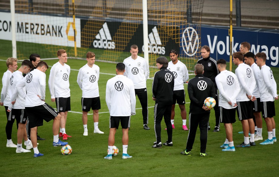 LOEW (tengah) bercakap dengan pemainnya ketika sesi latihan di Dortmund, semalam. — FOTO EPA