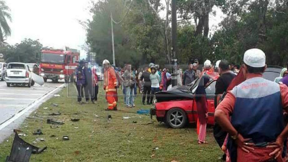 LOKASI kemalangan dua kenderaan di Kilometer 71, Jalan Kuala Terengganu - Kampung Raja, dekat Saujana, Setiu, Permaisuri, hari ini. FOTO Ihsan Pembaca