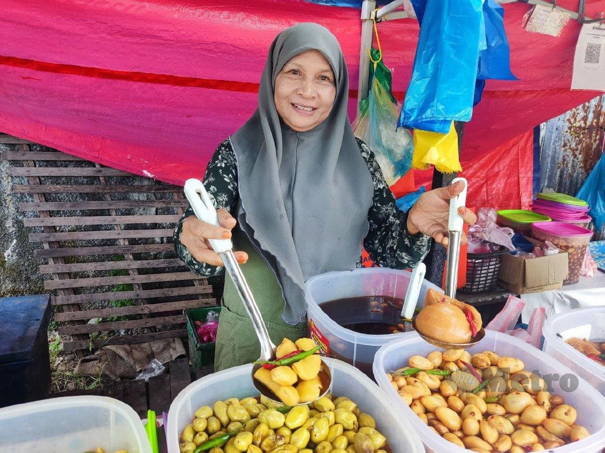 Rohani menunjukkan jeruk buah-buahan menggunakan gula nise ketika ditemui di Kampung Cherang di sini. FOTO HIDAYATIDAYU RAZALI