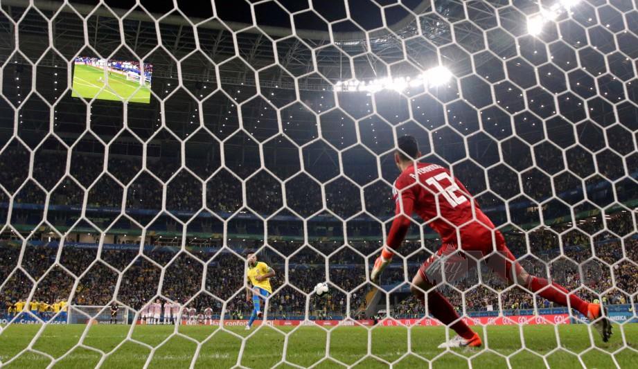 JESUS (kiri) mengelirukan penjaga gol Paraguay, Roberto Fernandez bagi menjaringkan penalti kemenangan Brazil. — FOTO Reuters