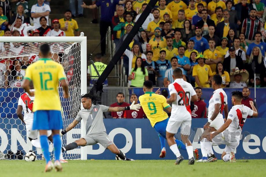 JESUS (empat kanan) meledak gol kedua Brazil pada babak pertama di Maracana. — FOTO EPA