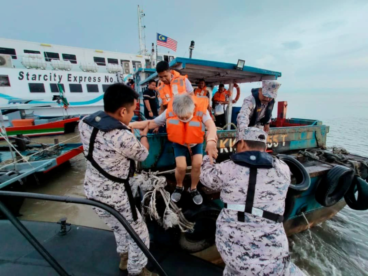 SEBAHAGIAN enumpang feri yang terkandas di perairan Kuala Kedah berjaya dibawa oleh pasukan penyelamat APMM dan bantuan bot nelayan ke jeti Kuala Kedah. FOTO ihsan APMM.