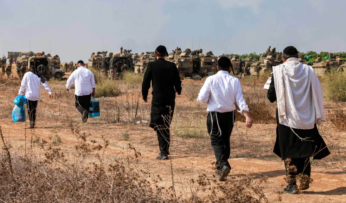 ORANG Yahudi Ultra-Ortodoks melawat askar tentera Israel untuk menunjukkan sokongan mereka ketika mereka ditempatkan di kedudukan berhampiran sempadan dengan Gaza di selatan Israel. FOTO AFP