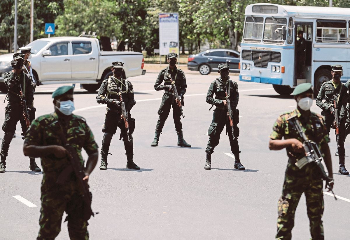 TENTERA Sri Lanka mengawal Dataran Kemerdekaan di Colombo, Sri Lanka. FOTO Reuters