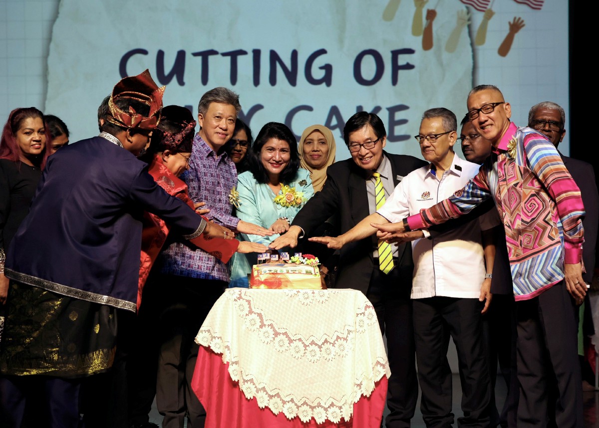SARASWATHY (tengah) memotong kek pada Majlis Sambutan Hari Perpaduan 2024 di Wesley Methodist School Kuala Lumpur. FOTO Bernama