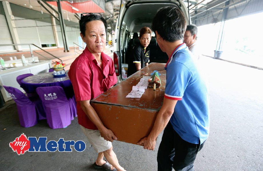 Jasad mangsa kemalangan di Singapura, Loke Whay Nam, 50, dibawa masuk ke krematorium  Persekutuan Tiong Hua, di Johor Bahru pada 5.40 petang hari ini. FOTO MOHD AZREN JAMALUDIN