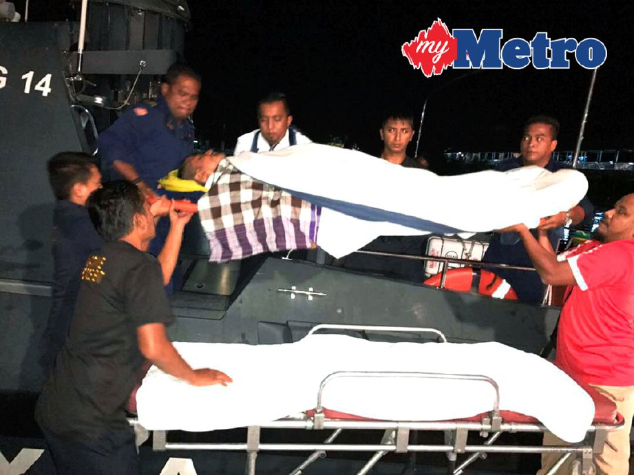 Anggota APMM Wilayah Timur  membawa mangsa yang cedera menaiki kapal selepas menerima panggilan kecemasan dari Klinik Kesihatan Pulau Tioman. FOTO ihsan APMM WILAYAH TIMUR